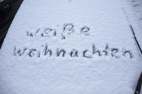 <p>Wer dennoch mit Wind, Schnee, Eis, gefrorener Nase zurechtkommt, der darf weiße Weihnachten auf dem Fichtelberg genießen.</p>
