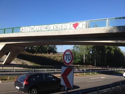 <p>8. September: Herzschmerz: Mit diesem Transparent an der Brücke über die B 173 in Niederwiesa hoffte ein junger Mann mit gebrochenem Herz, seine Ex-Freundin zurück zu gewinnen. Ob die auffällige Aktion das Herz von „Hasi“ erweichen konnte, blieb ungewiss.</p>
