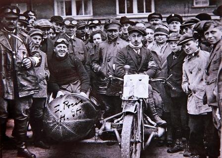 <p>26. April: Willi Weichel (Mitte) gewann am 26. Mai 1927 das allererste Motorradrennen auf dem späteren Sachsenring – mit seinem Seitenwagengespann...</p>
