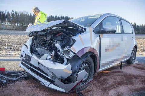 <p>Bei diesem Unfall erlitt die 24-jährige Seat-Fahrerin schwere Verletzungen, zwei Insassen des VW wurden leicht verletzt.</p>
