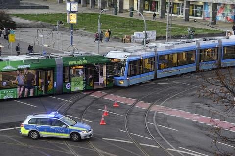 <p>Zwei Straßenbahnen sind am Freitagnachmittag im Chemnitzer Stadtzentrum zusammengestoßen.</p>
