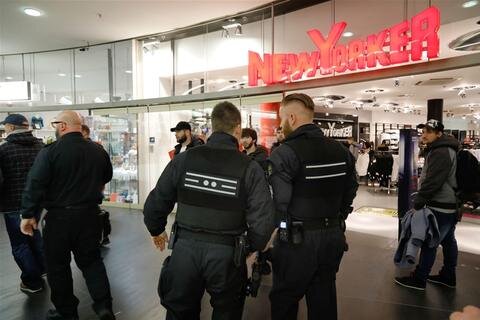 <p>Einen Tag nach einer Bombendrohung im Einkaufszentrum Sachsen-Allee hat die Polizei am Freitag in Chemnitz erneut ein Einkaufszentrum räumen müssen. Es handelt sich um die Galerie Roter Turm.</p>

