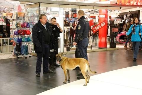 <p>Im Laufe des Nachmittags war der Polizeidirektion Chemnitz sowie dem Centermanagement unabhängig voneinander Straftaten angekündigt worden. Sie ließen einen Zusammenhang mit der Bombendrohung am Donnerstag erkennen, so die Polizei.</p>
