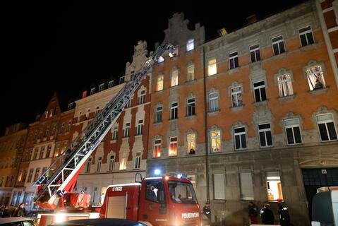 <p>15 Personen sind wegen eines Brandes in einem Treppenhaus eines Wohnhauses im Chemnitzer Lutherviertel am späten Freitagabend vorübergehend evakuiert worden.</p>

