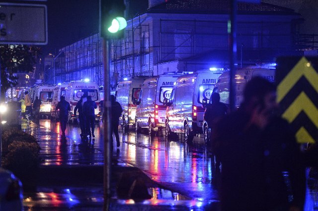 <p>Großeinsatz für Polizei und Rettungskräfte im Nachtklub Reina. Hier wurden in der Silvesternacht mehrere Dutzend Menschen getötet.</p>
