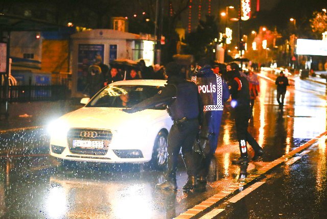 <p>Polizisten sperren die Umgebung des Nachtklubs ab.</p>

