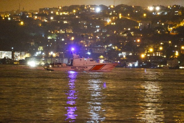 <p>Ein Polizeiboot patrouilliert nach dem Anschlag auf dem Bosporus.</p>
