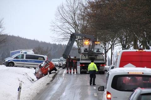 <p>Die Fahrerin eines Chevrolet Matiz kam am Mittwochvormittag auf winterglatter Fahrbahn auf der B 173 in Falkenau&nbsp; von der Fahrbahn ab.</p>
