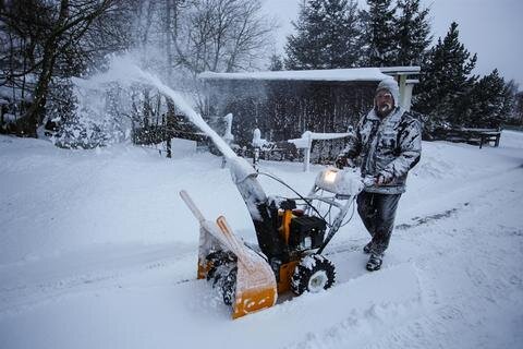 <p>Im Schneetreiben hatte Peter Klemm am Mittwochmorgen die Ansprunger Bungalowsiedlung vom Schnee befreit.</p>
