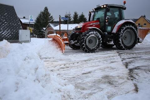 <p>Mit dem Traktor wurde in Kühnhaide Schnee geschoben.</p>
