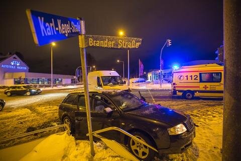 <p>Ein 33-jähriger VW-Fahrer wollte von der Brander Straße nach links in die Karl-Kegel Straße abbiegen und übersah im Gegenverkehr den einen Audi eines 27-Jährigen.</p>
