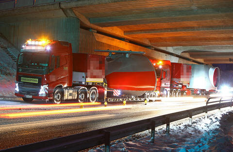 <p>Auf der B180 an der Abfahrt Hohenstein-Ernstthal mussten zwei Schwerlasttransporter die Nacht unter der Autobahnbrücke verbringen.</p>
