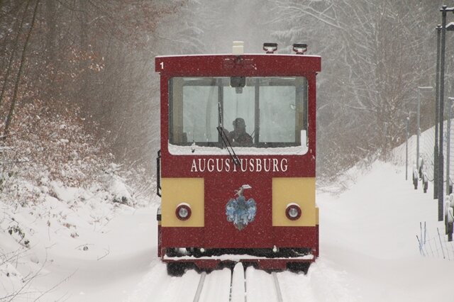 <p>Die Drahtseilbahn, die Erdmannsdorf und Augustusburg (Landkreis Mittelsachsen) verbindet, legte am Donnerstag eine mehrstündige Zwangspause ein, weil erst der Schnee von der Strecke geräumt werden musste.</p>
