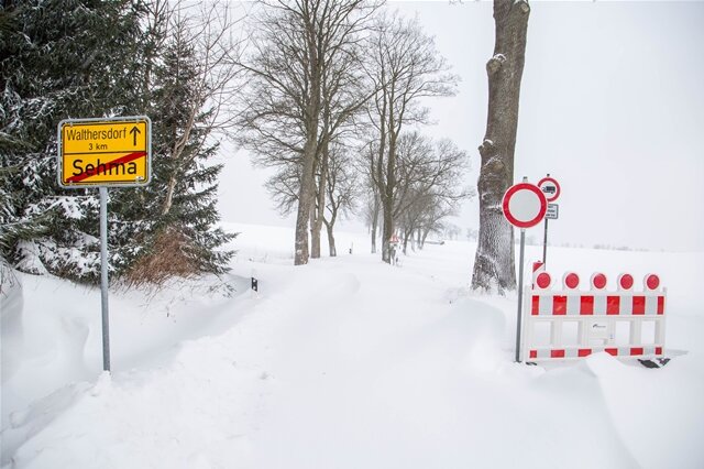 <p>Zu viel Schnee und kein Durchkommen: Die Straße von Sehma Richtung Walthersdorf ist derzeit gesperrt.</p>
