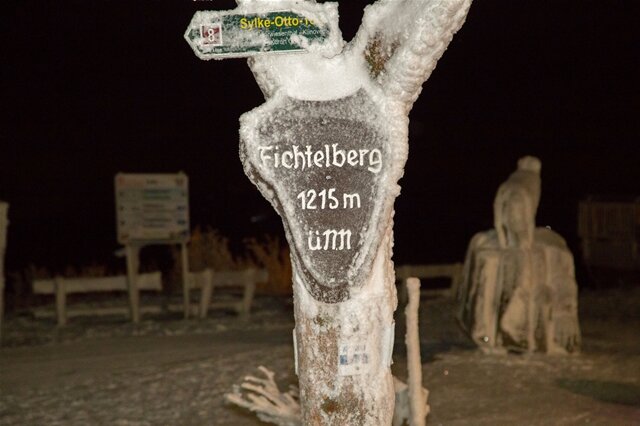 <p>Auf dem 1215 Meter hohen Fichtelberg ist es gestern Nacht sternenklar und windstill gewesen.</p>
