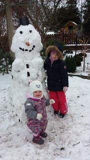 <p>Lilian Schaarschuh baute zusammen mit ihren Kindern diesen Schneemann im Garten der Oma in Kaufungen.</p>
