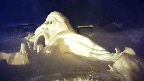 <p>Von Daniel Fröbe stammt diese Schneeskulptur, die man seit Sonntag in Brand-Erbisdorf bestaunen kann.</p>
