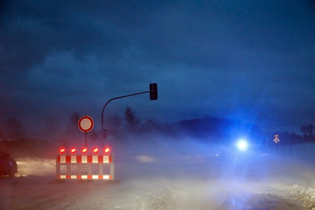 <p>Aufgrund von Schneeverwehungen sind mehrere Straßen vor allem im Erzgebirge nicht passierbar.</p>
