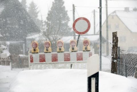 <p>Seit 14 Uhr fahren die Busse nicht mehr nach Eibenberg und Berbisdorf, da die CVAG aufgrund der Schneeverwehungen dort kein sicheres Fahren mehr gewährleisten könne.</p>
