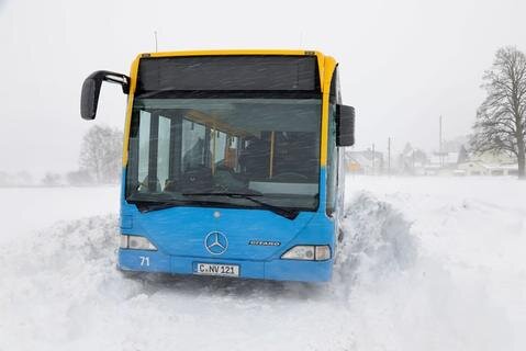 <p>An Bord befanden sich keine Fahrgäste, der Busfahrer blieb unverletzt, so CVAG-Sprecher Stefan Tschök. Das Verkehrsunternehmen forderte schwere Technik an, um den Bus zu bergen.</p>
