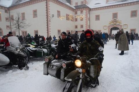 <p>Hunderte Bikes im Schnee: Zum 46. Wintertreffen der Motorradfahrer sind am Samstag rund 4300 Besucher auf Schloss Augustusburg gekommen.</p>
