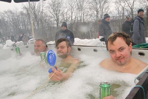 <p>Wintertreffen 15 Uhr: Diese Männer aus Döbeln und Umgebung lassen es sich in einer warmen großen Badewanne gut gehen und sich von vorbeiziehenden Touristen bestaunen.</p>
