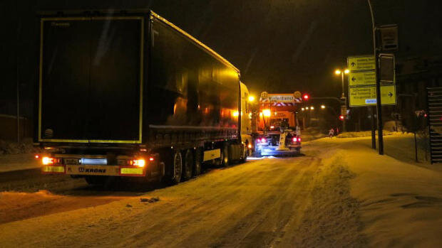 Rund um Aue ging es in der Nacht zum Montag für einige Laster nicht mehr weiter. Der Winterdienst versuchte zu helfen.