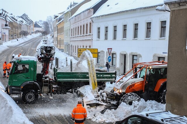 <p>Auch in Zöblitz bei Marienberg muss inzwischen der Schnee mit Lkws aus der Stadt und auf einen speziellen Lagerplatz geschafft werden</p>
