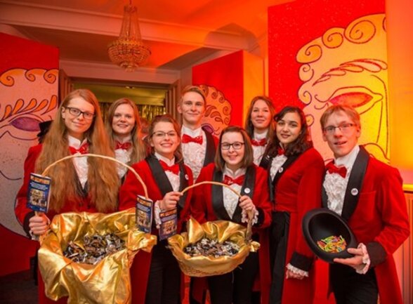 <p>In Schwarz, Weiß und Rot gekleidet, begrüßten die Mitglieder des Theaterjugendclubs die Besucher des diesjährigen Theaterballs in Freiberg.</p>
