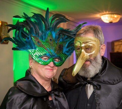 <p>In Anlehnung an den venezianischen Karneval haben sich Annedore und Michael Albrecht aus Lichtenberg ihre Kostüme für den Besuch des Maskenballs in Freiberg<br />
ausgesucht. Seit Jahren sind die beiden Anrechtsbesitzer und somit regelmäßige Theaterbesucher.</p>
