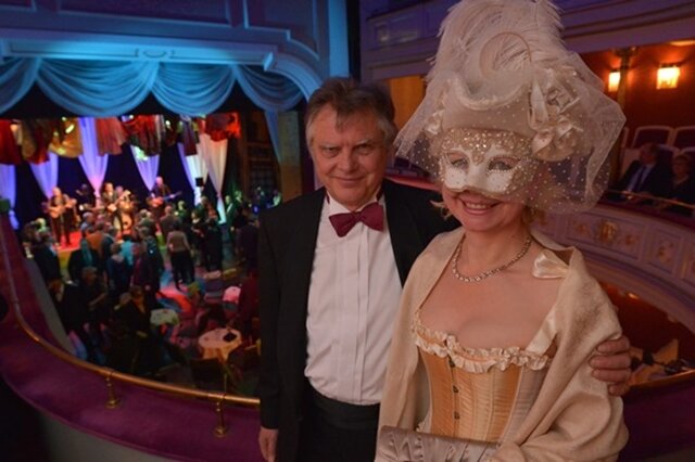 <p>Jacqueline Siever- Beck und ihr Ehemann Arnold haben am Samstag den Bühnenball besucht.</p>
