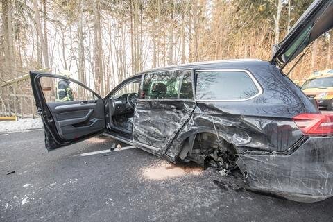<p>Nach ersten Informationen gab es keine Verletzten. Alles fing damit an, dass ein Audi im Schnee festgefahren war und auf die rechte Spur in Richtung Chemnitz ragte.</p>
