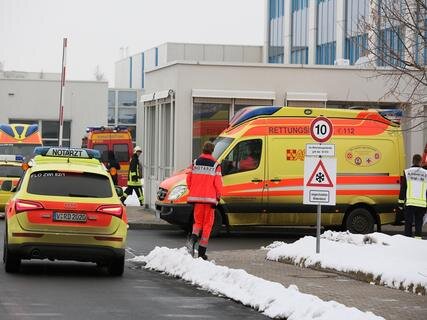 <p>Im Einsatz befanden sich die Berufsfeuerwehr Zwickau, die Freiwillige Feuerwehr Zwickau-Marienthal und Oberhohndorf mit insgesamt 20 Fahrzeugen sowie der Rettungsdienst.</p>
