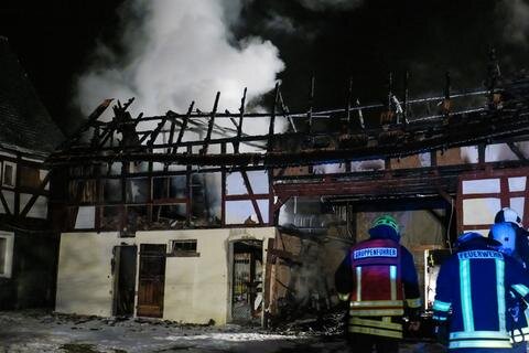 <p>Auf einem Bauernhof in Langenbernsdorf ist am späten Dienstagabend eine Scheune in Flammen aufgegangen.</p>

