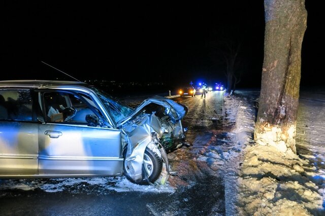 <p>Ein Mazda-Fahrer ist am Freitagabend auf der Verbindungsstraße zwischen Grünhain-Beierfeld und Zwönitz gegen einen Baum geprallt und offenbar schwer verletzt worden.</p>
