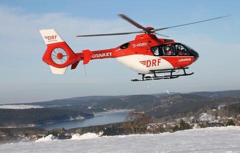 <p>Der Helikopter landete erstmals auf dem Platteau des 750 Meter hohen Adlerfelsens neben dem gut besuchten Skihang.</p>
