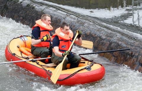 <p>Feuerwehrleute ließen ein Schlauchboot zu Wasser und paddelten an die Stelle, wo der vermeintliche Kopf im Wasser trieb.</p>
