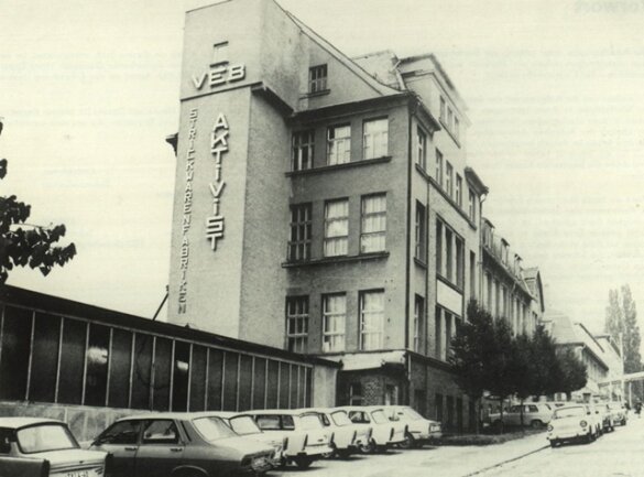 <p>Die Strickwarenfabrik Aktivist zu DDR-Zeiten. Hergestellt wurden hier vor allem Ober- und Untertrikotagen sowie Badebekleidung.</p>
