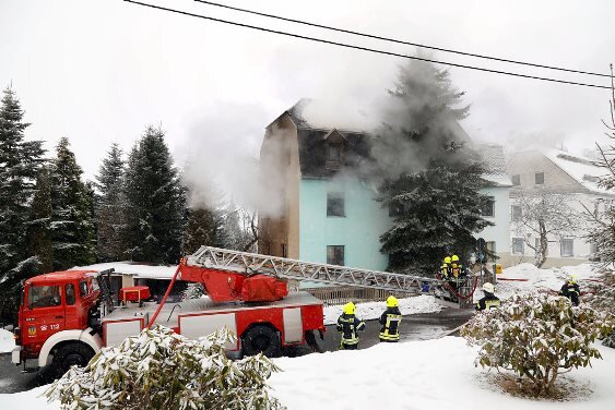 <p xmlns:php="http://php.net/xsl">In einem Mehrfamilienhaus auf der Unteren Hauptstraße in Amtsberg hat es am Samstagmorgen gebrannt.</p>
