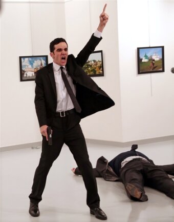 <p>Das beste Pressefoto des Jahres 2016 zeigt eine Szene unmittelbar nach dem&nbsp;Mord am russischen Botschafter in der Türkei im Dezember. Dafür wurde der türkische Fotograf&nbsp;Burhan Ozbilici ausgezeichnet.</p>
