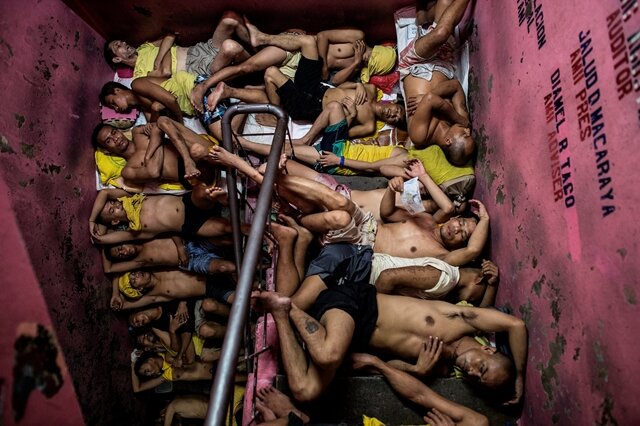 <p>3. Preis - Nachrichtenfotos: Häftlinge im Gefängnis von Quezon City, Philippinen. Die rund 60 Jahre alte Haftanstalt ist ausgelegt für 800 Insassen. Derzeit sitzen dort jedoch 3800 ein.</p>
