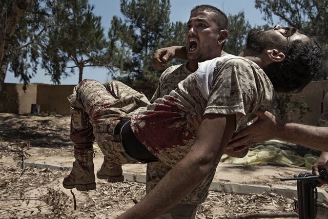 <p>3. Preis - Nachrichtenfotos/Stories: Ein Kämpfer einer regierungstreuen Miliz in Libyen bringt einen schwer verletzten Kameraden in Sicherheit. Die Einheit hatte sich ein Gefecht mit Kämpfern der Terrormiliz IS geliefert.</p>
