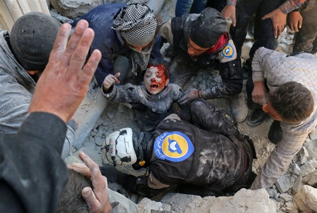 <p>2. Preis Spot News: Weißhelme - Angehörige einer Hilfsorganisation - bergen im syrischen Aleppo einen kleinen Jungen aus den Trümmern eines Hauses, dass bei einem Bombenangriff zerstört wurde.</p>
