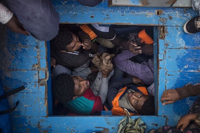 <p>3. Preis - Spot News: 540 Flüchtlinge aus Eritrea sind in einem kleinen Schiff eingepfercht, das im Mittelmeer nördlich von Libyen von einer Patrouille einer Hilfsorganisation angetroffen wurde.</p>
