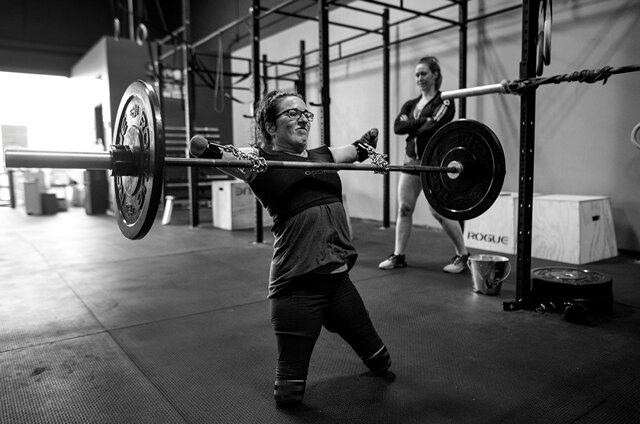 <p>3. Preis Sport/Stories: Die behinderte Sportlerin Lindsey aus Kanada stemmt Gewichte - auch ohne Hände. Ketten helfen ihr dabei, die Hantel zu halten.</p>
