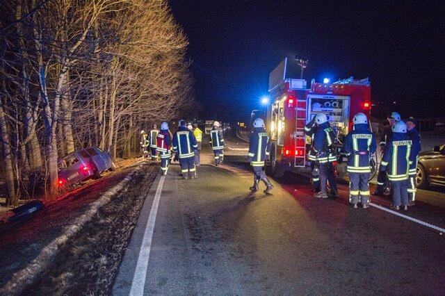 <p>Ein Seat und ein VW kollidierten frontal. Die Rettungskräfte der Feuerwehren aus Zschopau und Großolbersdorf fanden am Unfallort ein Trümmerfeld vor.</p>
