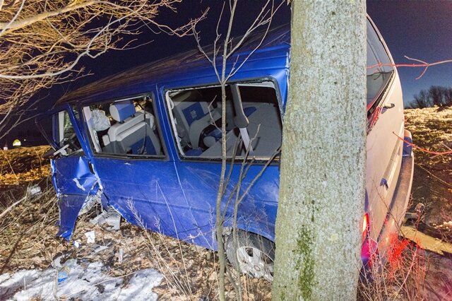 <p>... der VW lag im Straßengraben, das Heck war gegen einen Baum geschleudert worden. Die verletzten Fahrer wurden ins Krankenhaus gebracht.</p>
