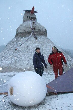 <p>Mit seinen mehr als 100 km/h wehte der Sturm am zeitigen Freitagmorgen auch den vier Meter hohen Hut vom Kopf des bisher größten Schneemanns Deutschlands in Carlsfeld.</p>
