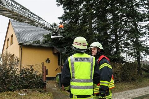 <p>In Lößnitz wurde am Freitagvormittag ein Baum entwurzelt und landete auf einem Einfamilienhaus an der Schneeberger Straße.</p>
