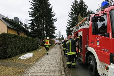 <p>Aufgrund des Einsatzes musste die Schneeberger Straße kurzzeitig gesperrt werden. Neben der Drehleiter waren noch die Feuerwehren Lößnitz und Dittersdorf im Einsatz.</p>

